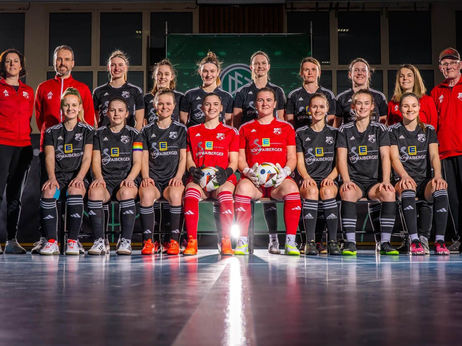 <h3>FC Ruderting</h3><p>(Damenfussball)</p><p><strong>Bayerischer Hallenmeister, Süddeutsche Futsalmeister, 3. Platz Deutsche Hallenmeisterschaft<br /><br /></strong></p>